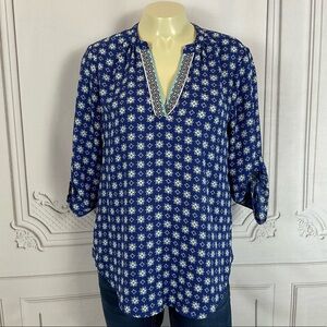 Society Girl Roll Tab Sleeves Blouse Women’s Small HiLo Hem Blue Geometric